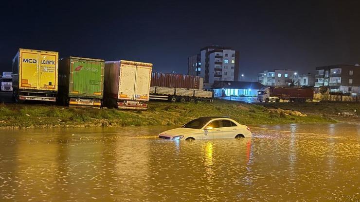  Araçlarda mahsur kalanlar kurtarıldı