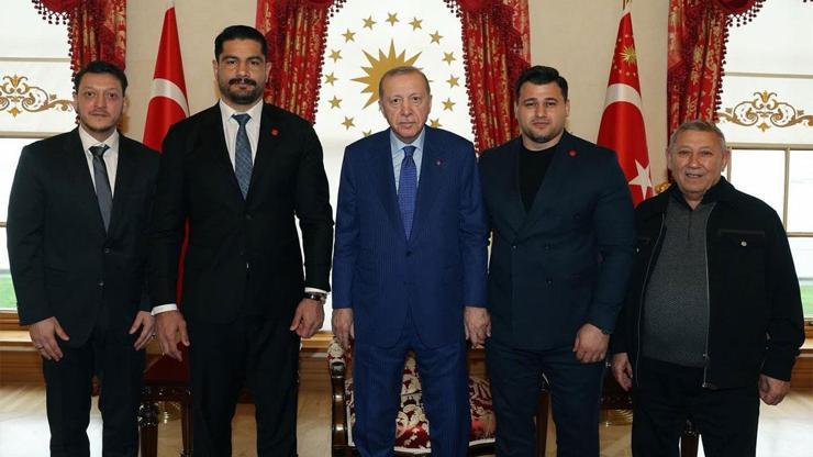 Cumhurbaşkanı Erdoğan, Türkiye Güreş Federasyonu Başkanı Taha Akgül’ü kabul etti Cumhurbaşkanı Erdoğan, Türkiye Güreş Federasyonu Başkanı Taha Akgül’ü kabul etti