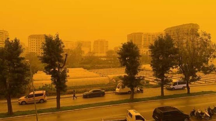 Gökyüzü turuncu oldu: Alanyada göz gözü görmedi