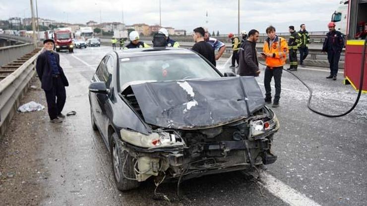 SON DAKİKA... TEMde zincirleme kaza: Araçlar kağıt gibi ezildi