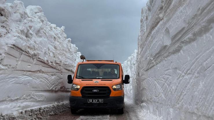 Erzincan’da 4 metreyi aşan karla mücadele