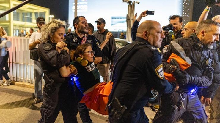 Tel Aviv karıştı İsrailde protesto var: Onlarca savaş karşıtı eylemci, yaka paça gözaltına alındı