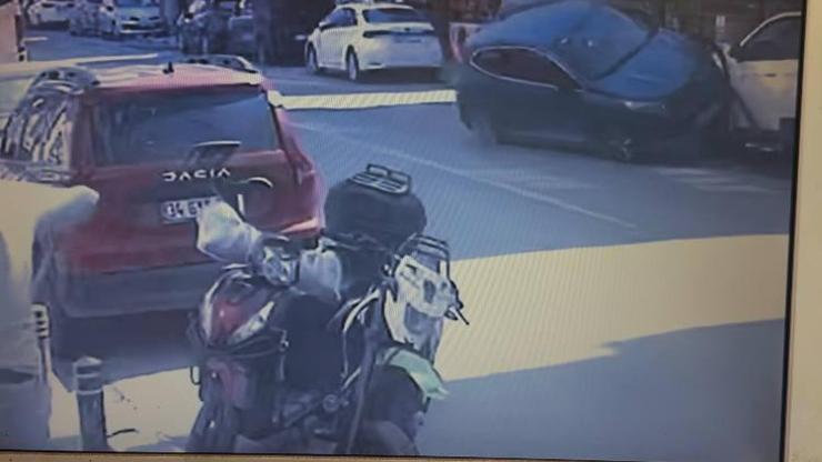 Küçükçekmece’de park halindeki cipe çarpan otomobil takla attı Küçükçekmece’de park halindeki cipe çarpan otomobil takla attı