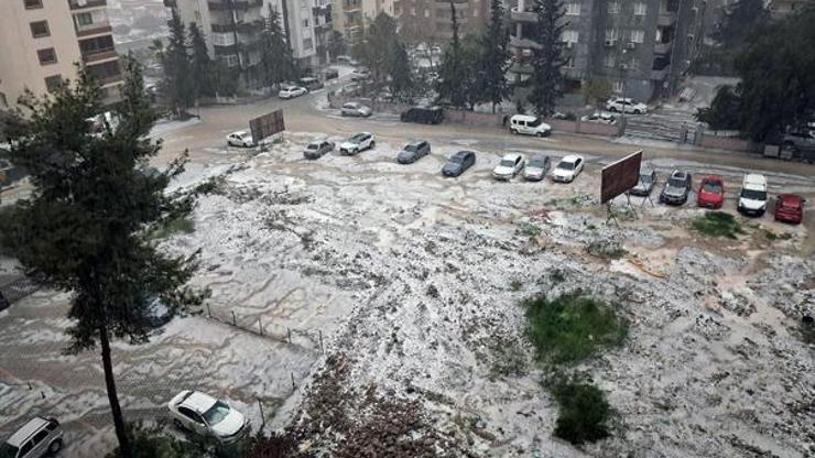 Meteoroloji sarı kodla uyarmıştı Adanada cadde ve sokaklar beyaza büründü