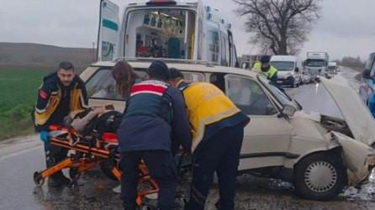 Çorum'da iki otomobil kafa kafaya çarpıştı: 3 yaralı