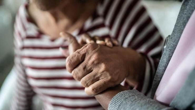 Alzheimer Yolculuğu Yıllar Sürüyor: Peki Aileler Bu Yükü Nasıl Taşıyacak Demansla Mücadelede İkinci Kriz Sessizce Büyüyor