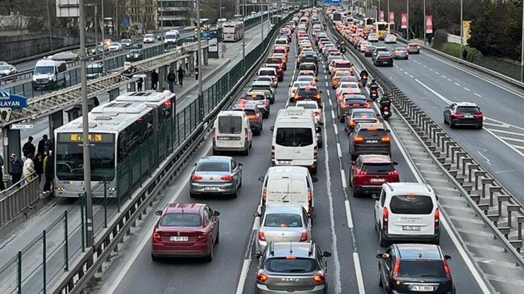 İstanbul'da akşam saatlerinde trafik yoğunluğu yüzde 81'e yükseldi İstanbul'da akşam saatlerinde trafik yoğunluğu yüzde 81'e yükseldi