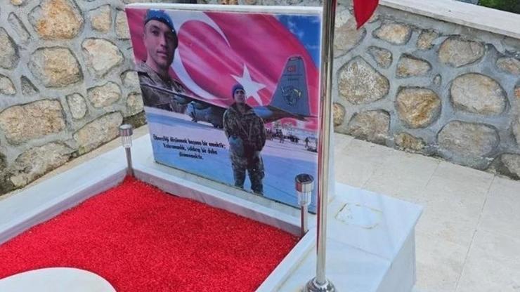 Şehide büyük saygısızlık… Kabrindeki minyatür heykel çalındı