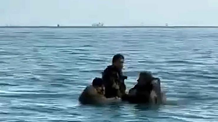 Su alan teknedeki 3 kişiyi, balıkçılar kurtardı