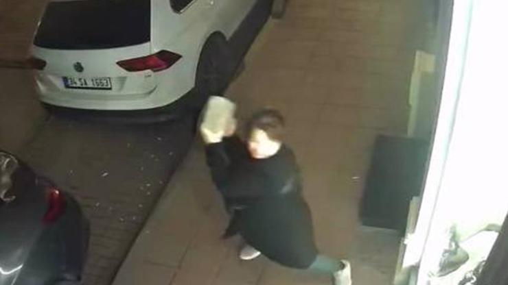 Gece saatlerinde hareketli anlar Kaldırım taşıyla camları indirdi