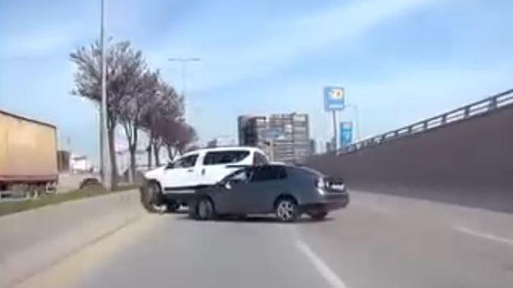 Ankarada makas faciası Şeridinde giden araç devrildi