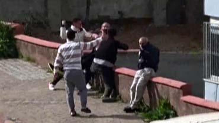 Tekerlekli sandalyedeki babasına el kaldırınca gençler tarafından darbedildi