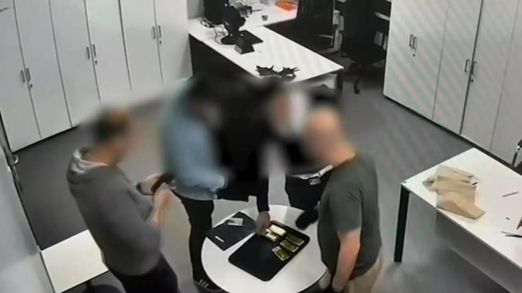 Interpol tarafından 'Kırmızı Bültenle' aranan altın kaçakçısı İstanbul'da yakalandı Interpol tarafından 'Kırmızı Bültenle' aranan altın kaçakçısı İstanbul'da yakalandı