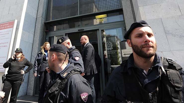İtalyada banka soygunu: 25 kişiyi rehin aldılar