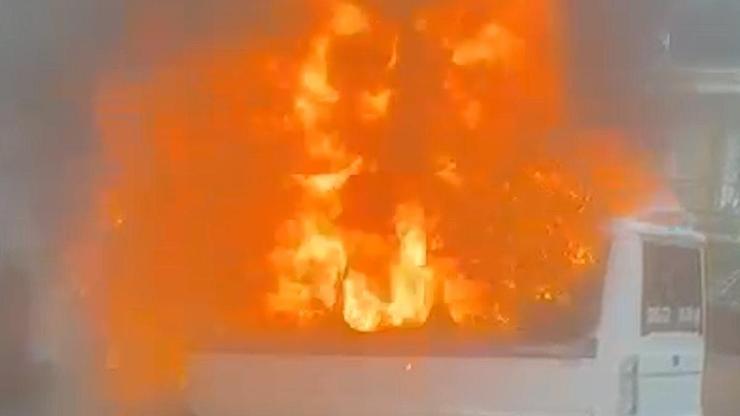 Park halindeki yolcu minibüsü alev topuna döndü