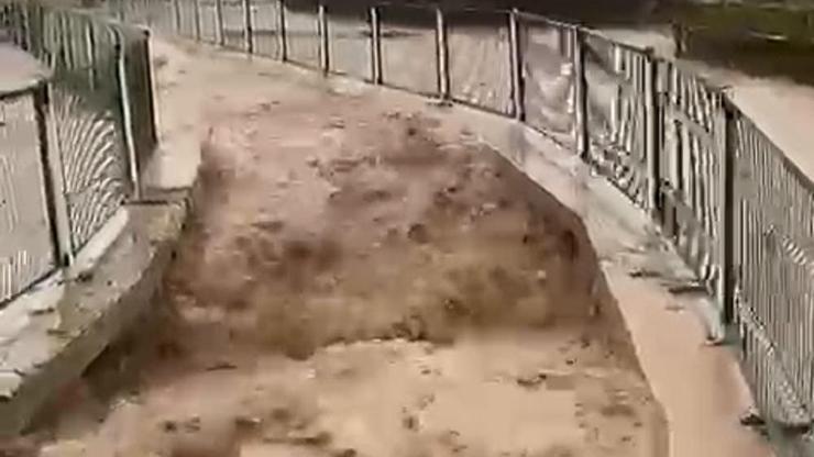Sivas'ta sağanak; ırmak taştı, yol ve tarım arazilerini su bastı