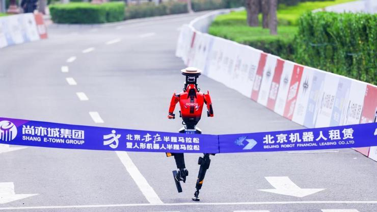 Çinde insansı robotlar yarı maraton dünya rekorunu kırdı