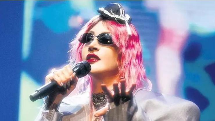 Hande Yener’den genç kızlara dikkat çeken tavsiye “İki bakışa aldanmayın”
