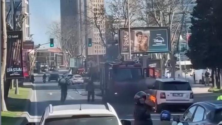 Şişli'de cipin lastikleri alev alev yandı; trafik kilitlendi Şişli'de cipin lastikleri alev alev yandı; trafik kilitlendi