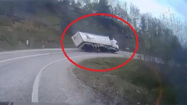 Freni boşalan TIRın virajda devrildiği kaza kamerada
