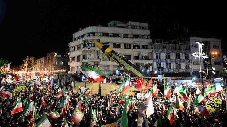 Görüntüler Tahranın kalbinden: ABD ve İsraile karşı füzeli protesto