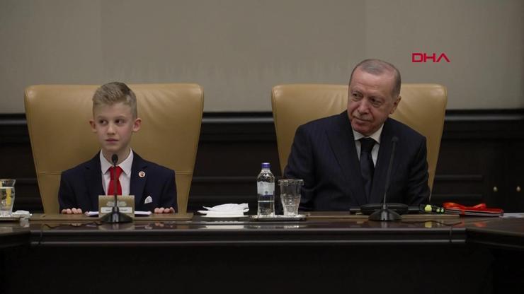 Cumhurbaşkanı Erdoğan koltuğunu çocuklara devretti