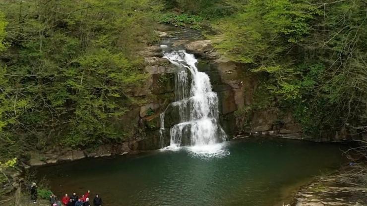Gölderesi şelalesi ilkbaharda büyülüyor! Küre Dağları’nda doğa harikası
