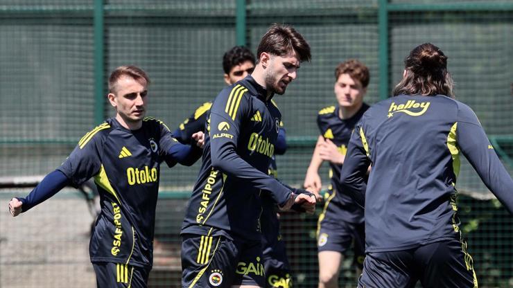 Fenerbahçe, derbi galibiyetiyle yarışa tutunmak istiyor