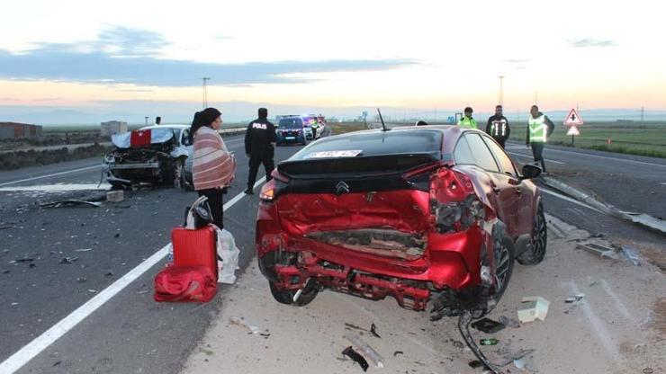 Kazayı görüp yardım etmek için duranların otomobiline başka araç çarptı