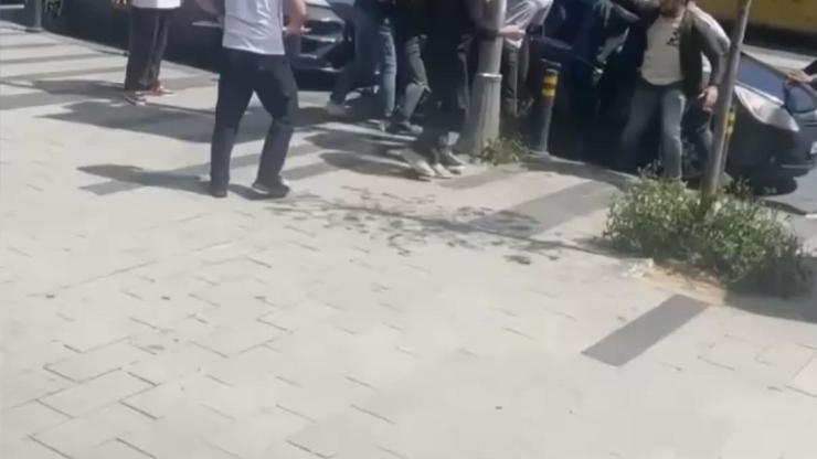 Mecidiyeköy'de kavgayı ayırmak istedi tekme ve yumruklarla darbedildi