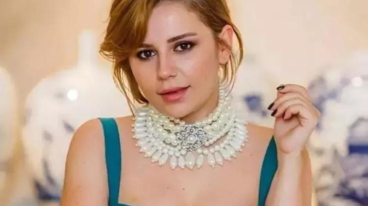 Merve Özbey’den Sahne Öncesi Aile Pozu
