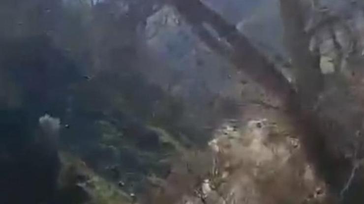 Bahçesaray’da mahalle yoluna inen heyelan kamerada