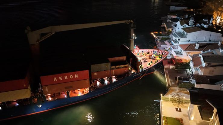 İstanbul Boğazında gemi arızası: Yalıya ramak kala durdu