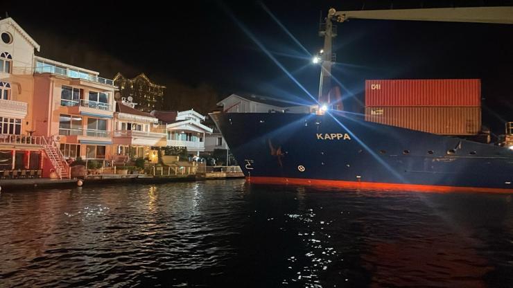 Gemi karaya oturdu, yalıda hasar oluştu
