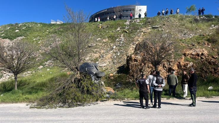 El freni çekilmeyen otomobil şarampole yuvarlandı