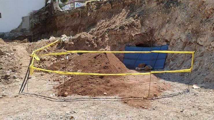 Hatay'da belediyenin kazısında kaya mezarı bulundu