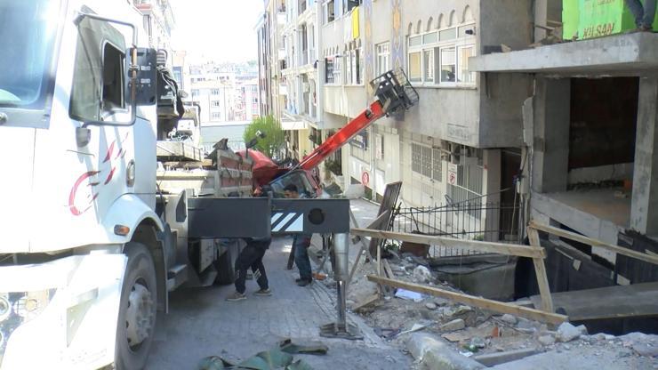 Faciadan kıl payı kurtuldular Yokuşta kayan iş makinesi 4 aracı ezdi