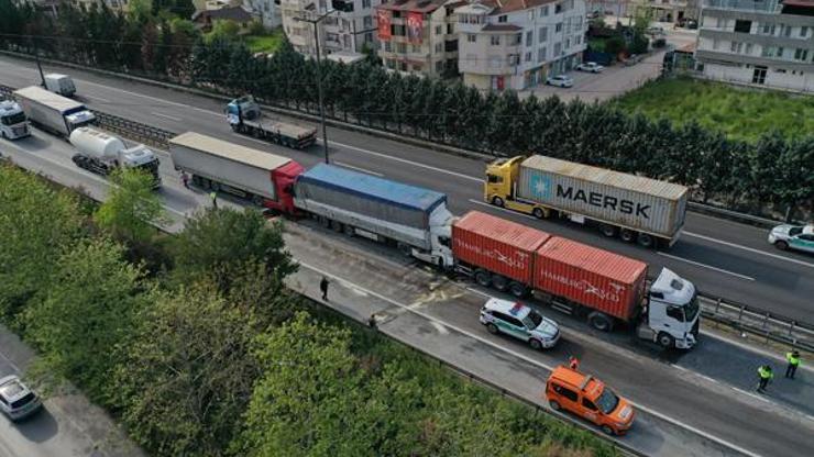 Kocaeli TEMde 6 tır birbirine girdi Ankara yönü trafiğe kapandı