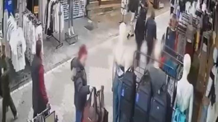 Kadıköy’de mağazanın önündeki çantanın çalındığı anlar kamerada