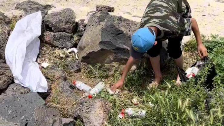 Göldeki çöpleri 11 yaşındaki Bayram temizledi Göldeki çöpleri 11 yaşındaki Bayram temizledi