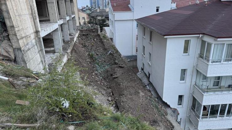 Çöken istinat duvarı evlerin içine girdi
