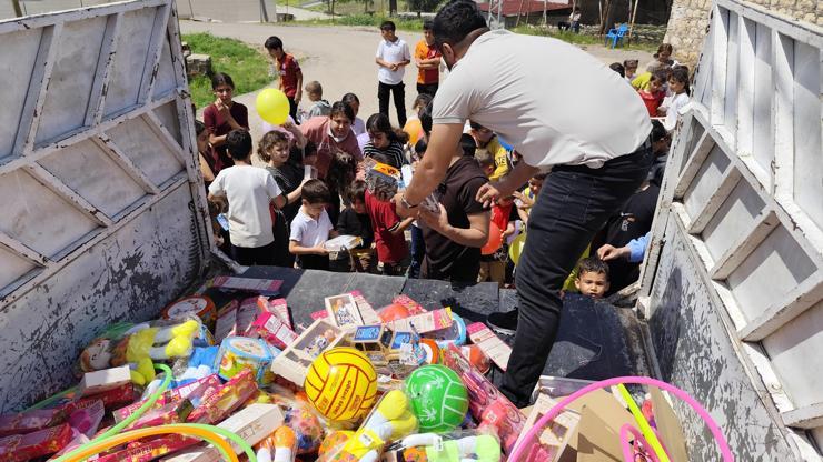 Şırnak’ta gönüllüler, köylerde çocuklara oyuncak dağıttı
