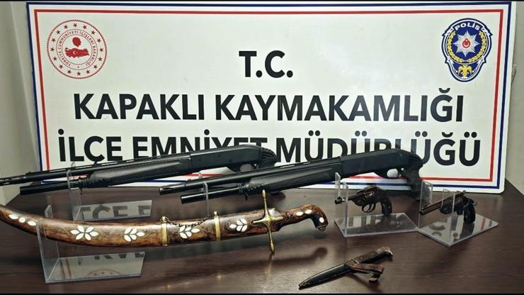 Evinde tarihi kılıç, kama ve tabanca bulunan şüpheli gözaltına alındı Evinde tarihi kılıç, kama ve tabanca bulunan şüpheli gözaltına alındı