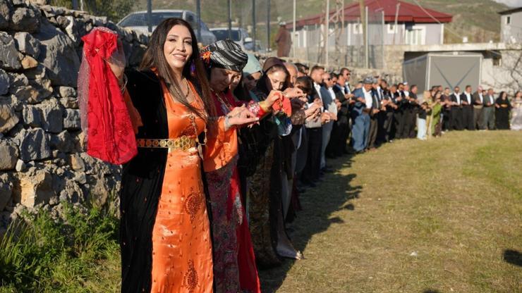 Şırnak’ta aşiretlerin ‘yasak’ kararına rağmen kadınlar halay başına geçti