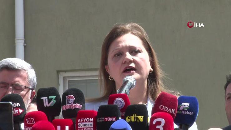 AK Partiye geçen Burcu Köksaldan belediye önünde yeni dönem açıklaması