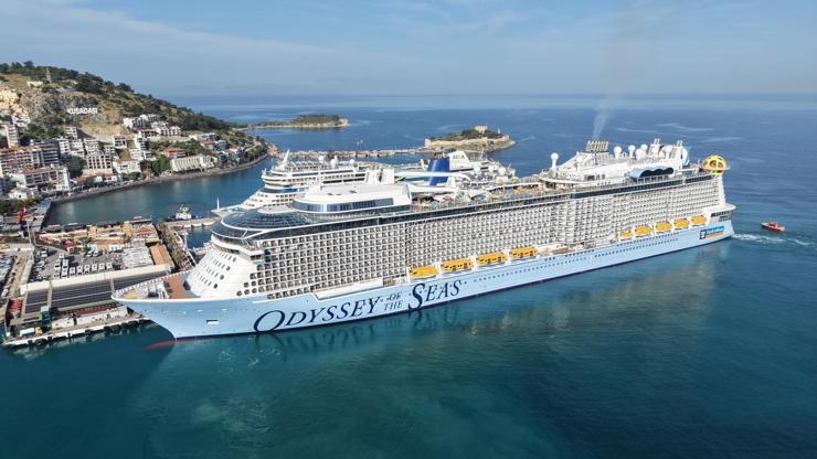 Kuşadası’na 3 kruvaziyer gemisi 9 bin 132 turist getirdi Kuşadası’na 3 kruvaziyer gemisi 9 bin 132 turist getirdi