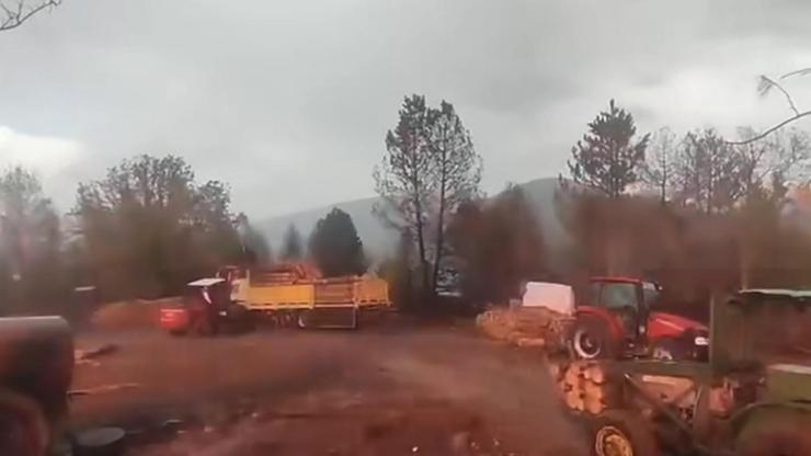 Orman işçilerinin yakınına yıldırım düştü; o anlar kamerada Orman işçilerinin yakınına yıldırım düştü; o anlar kamerada