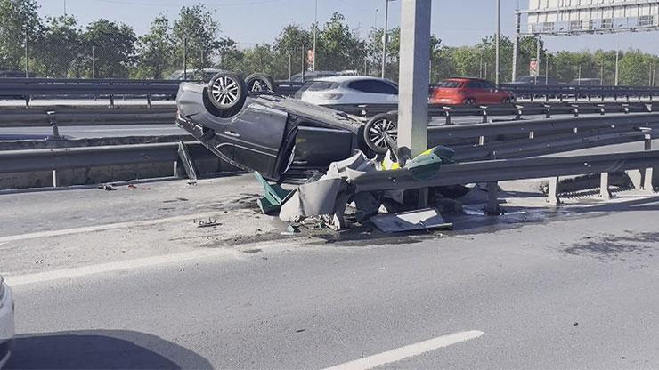 İstanbulda feci kaza: Bariyerlere çarparak takla attı