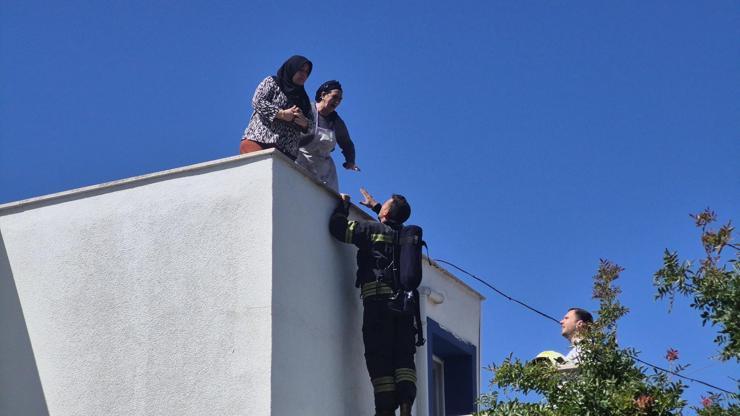3 katlı binada yangın! Çatıda mahsur kalan 2 kadın kurtarıldı