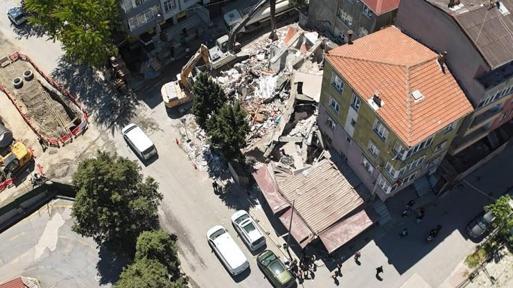 Halkalı’da kentsel dönüşüm kapsamındaki 5 katlı bina çöktü Halkalı’da kentsel dönüşüm kapsamındaki 5 katlı bina çöktü